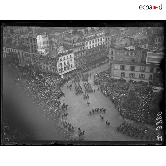 Paris. Revue du 14 juillet 1917. Le défilé, les troupes à la sortie du faubourg Saint-Antoine. [légende d'origine]