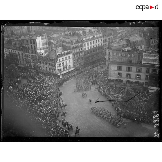 Paris. Revue du 14 juillet 1917. Le défilé, les troupes à la sortie du faubourg Saint-Antoine. [légende d'origine]