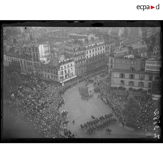 Paris. Revue du 14 juillet 1917. Le défilé, les troupes à la sortie du faubourg Saint-Antoine. [légende d'origine]