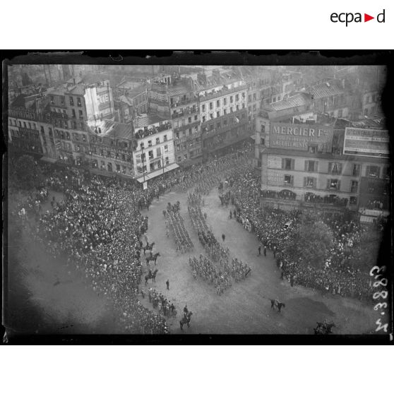 Paris. Revue du 14 juillet 1917. Le défilé, les troupes à la sortie du faubourg Saint-Antoine. [légende d'origine]