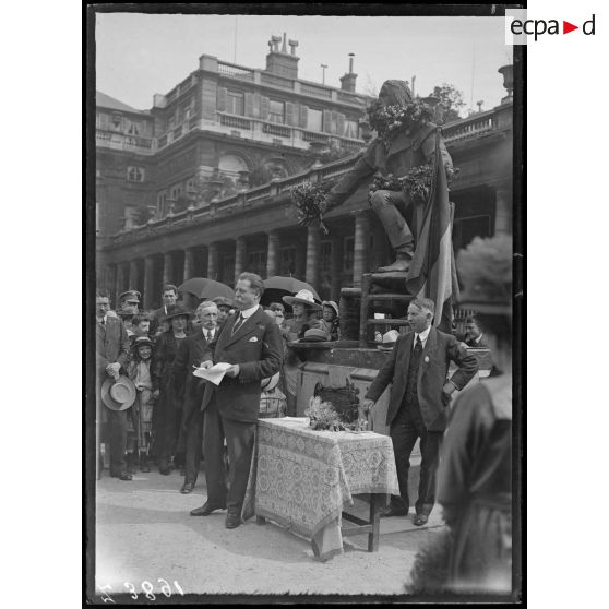 Paris. Palais Royal. Les réfugiés de l'Aisne à la statue de Camille Desmoulins. [légende d'origine]
