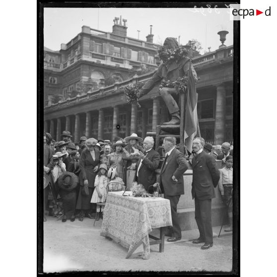 Paris. Palais Royal. Les réfugiés de l'Aisne à la statue de Camille Desmoulins. [légende d'origine]