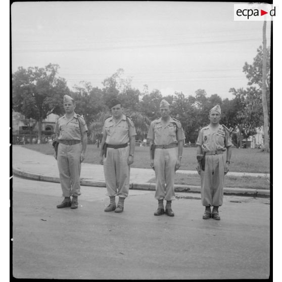 Les chefs de sections et les commandants d'unité du 7e RTA (régiment de tirailleurs algériens) au garde-à-vous au cours de la cérémonie de départ du régiment à Hanoï.
