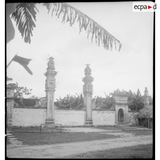 Signe de ralliement à l'armée française attaché au sommet d'une colonne de la pagode de Nguyen Hanh.