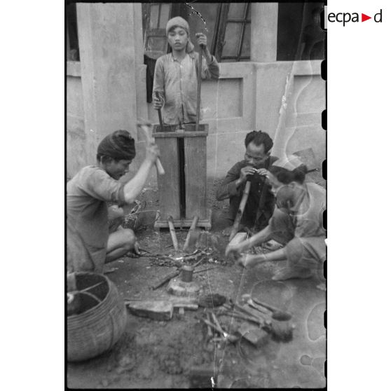 Des villageois de Trung Xa travaillant à la forge.