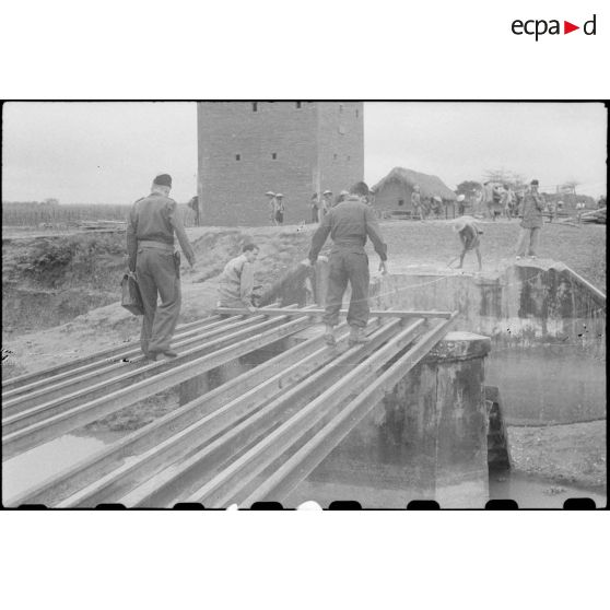 Reconstruction du pont de Trung Xa détruit par le Viêt-minh.