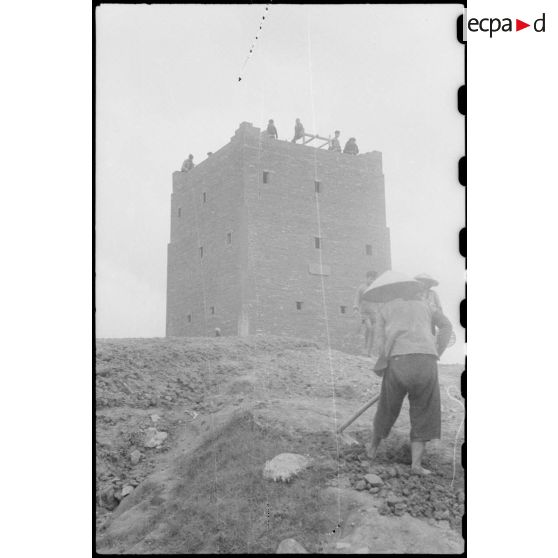 Travaux et construction d'une tour au poste de Trung Xa.