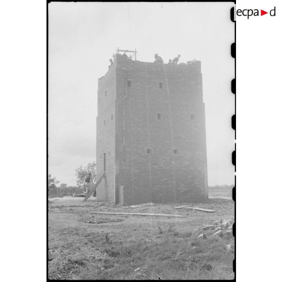 Travaux et construction d'une tour au poste de Trung Xa.