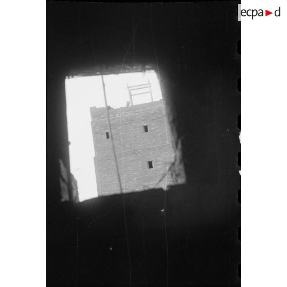 Travaux et construction d'une tour au poste de Trung Xa.