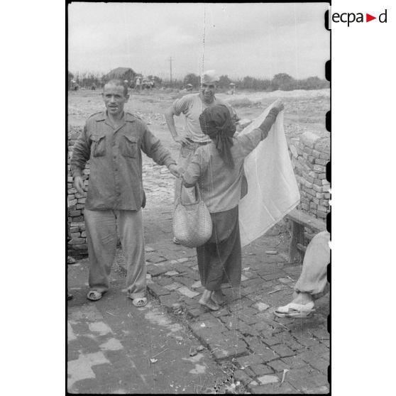 Des soldats nord-africains du poste de Trung Xa plaisentent en présence de villageoises indochinoises.