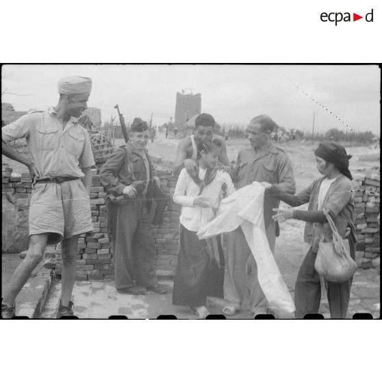 Des soldats nord-africains du poste de Trung Xa plaisentent en présence de villageoises indochinoises.