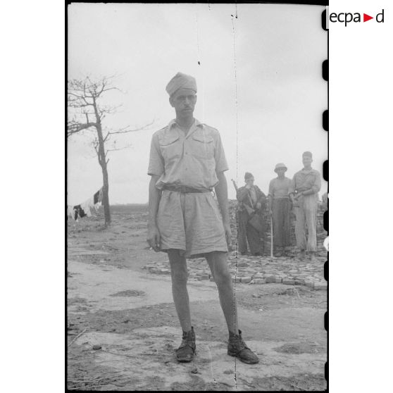Portrait en pied d'un soldat nord-africain du poste de Trung Xa.