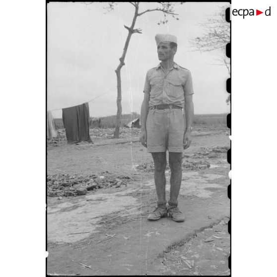 Portrait en pied d'un soldat nord-africain du poste de Trung Xa.