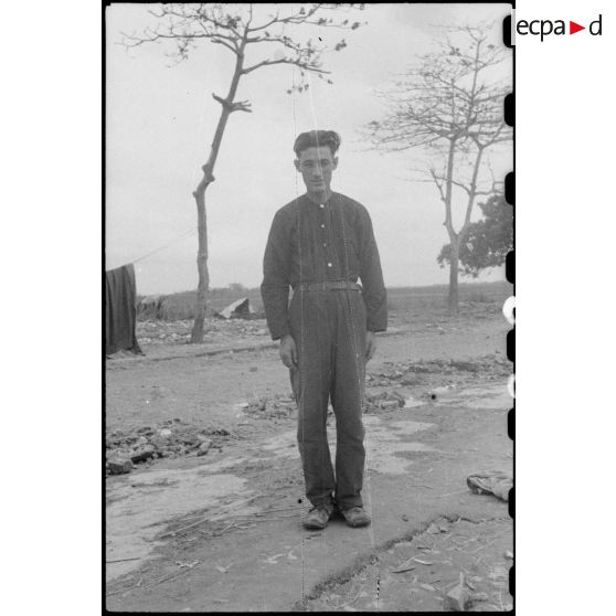 Portrait en pied d'un soldat nord-africain du poste de Trung Xa.