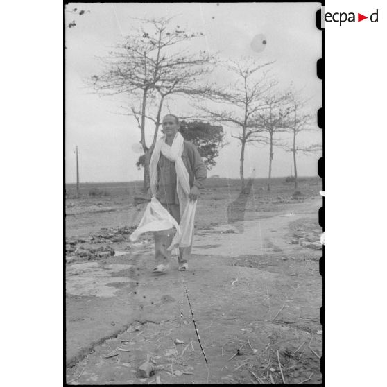 Portrait en pied d'un soldat nord-africain du poste de Trung Xa.