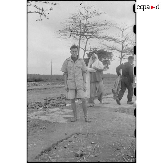 Portrait en pied d'un soldat nord-africain du poste de Trung Xa.