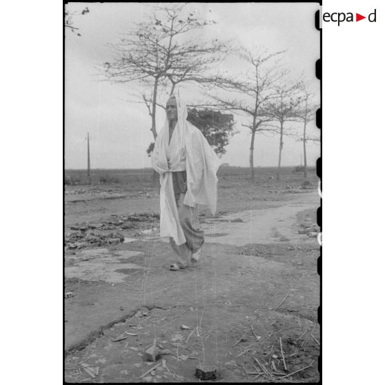 Portrait en pied d'un soldat nord-africain du poste de Trung Xa, affublé d'un tissus.