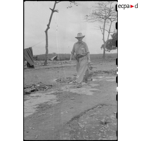 Portrait en pied d'un soldat nord-africain du poste de Trung Xa.
