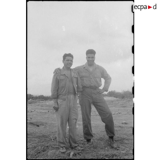 Portrait en pied de deux soldats nord-africains du poste de Trung Xa.