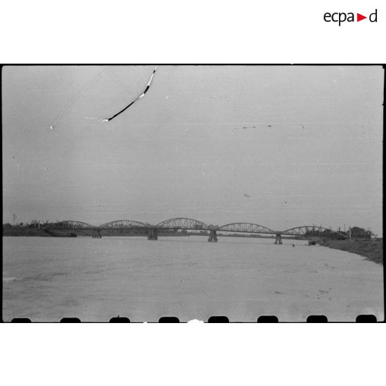 Le pont de Thaï Binh vu d'un LCT (landing craft tank) naviguant sur le fleuve Rouge..