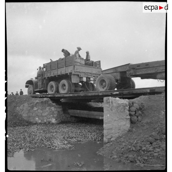 Passage d'un GMC (General motors company) sur un pont près du village de Thaï Binh.