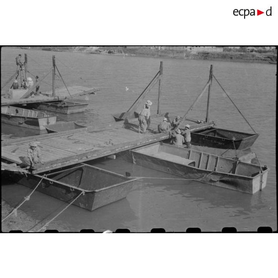 Installation d'un pont flottant dans le port de Nam Dinh.