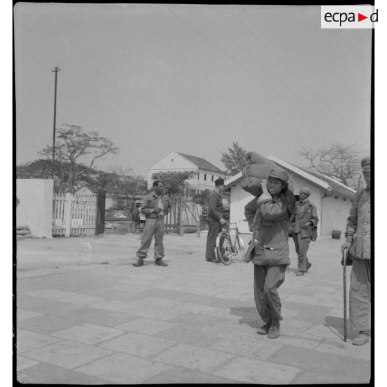 Des nationalistes chinois internés à leur arrivée sur le quai de la gare de Haïphong au cours d'un transfert.