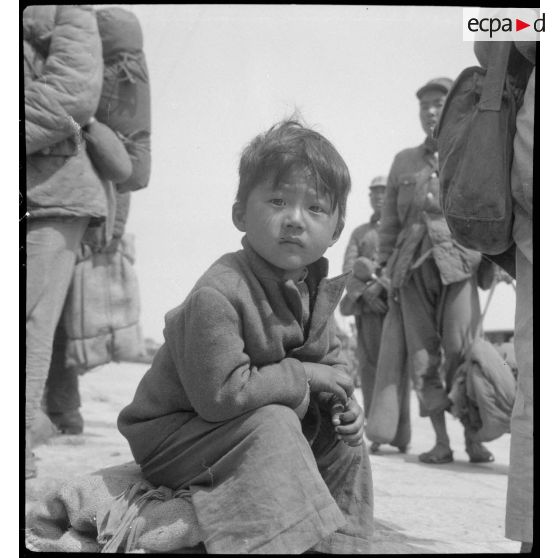 Un petit garçon chinois, lors d'un transfert de soldats nationalistes chinois internés vers Haïphong.
