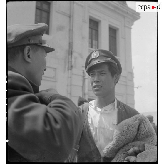 Des instructions sont données par un colonel chinois au cours du transfert d'internés chinois à Haïphong.