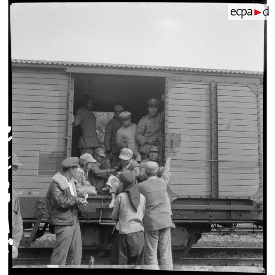 Embarquement à bord d'un train de soldats nationalistes chinois, au cours d'un transfert de Hanoï vers Haïphong où ils vont être internés.