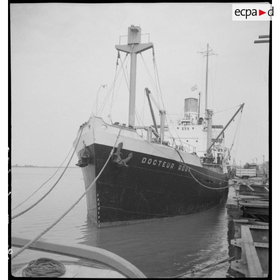 Le cargo Docteur Roux ancré dans le port de Haïphong.