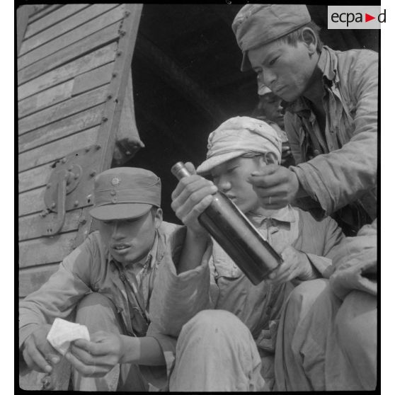 Ravitaillement de soldats internés de l'armée nationlaiste chinoise au cours d'un transfert de Hanoï vers Haïphong.