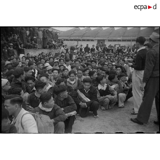 Libération de prisonniers et internés militaires du camp de la monnaie à Hanoï à l'occasion du Têt.