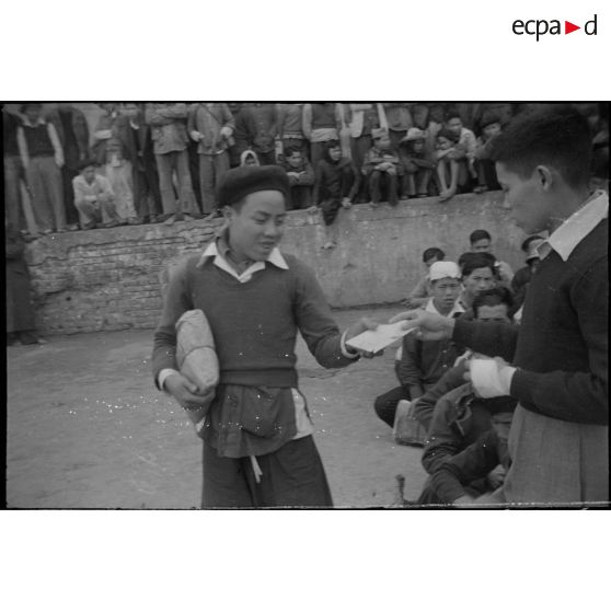 Libération de prisonniers et internés militaires du camp de la monnaie à Hanoï à l'occasion du Têt.