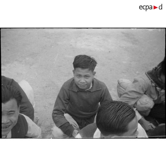 Libération de prisonniers et internés militaires du camp de la monnaie à Hanoï à l'occasion du Têt.