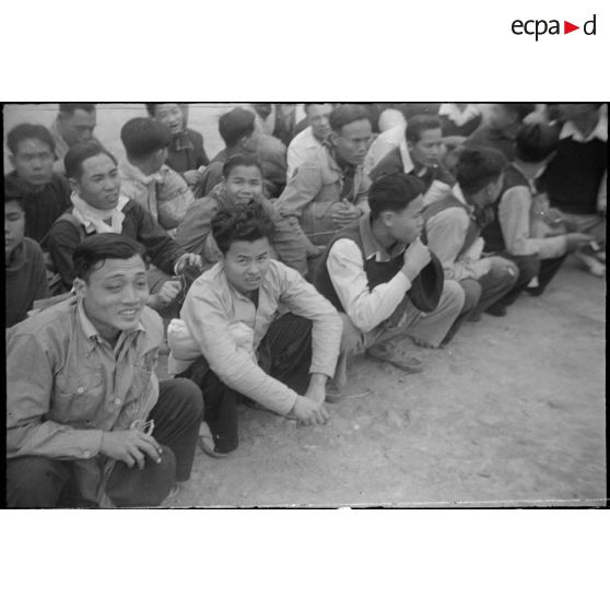 Libération de prisonniers et internés militaires du camp de la monnaie à Hanoï à l'occasion du Têt.