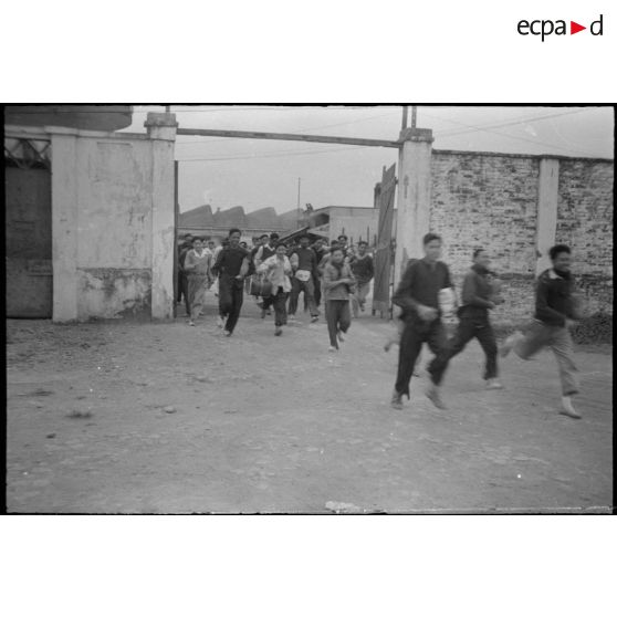 Libération de prisonniers et internés militaires du camp de la monnaie à Hanoï à l'occasion du Têt.