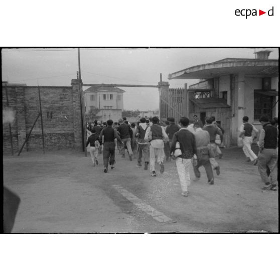 Libération de prisonniers et internés militaires du camp de la monnaie à Hanoï à l'occasion du Têt.