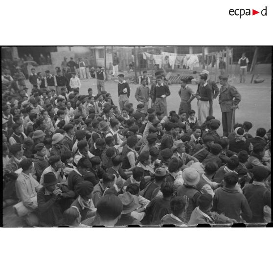 Libération de prisonniers et internés militaires du camp de la monnaie à Hanoï à l'occasion du Têt.