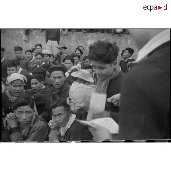 Libération de prisonniers et internés militaires du camp de la monnaie à Hanoï à l'occasion du Têt.