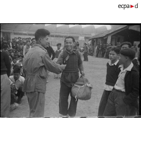 Libération de prisonniers et internés militaires du camp de la monnaie à Hanoï à l'occasion du Têt.