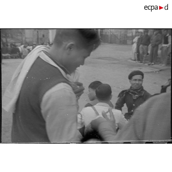 Libération de prisonniers et internés militaires du camp de la monnaie à Hanoï à l'occasion du Têt.