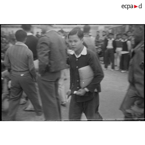 Libération de prisonniers et internés militaires du camp de la monnaie à Hanoï à l'occasion du Têt.