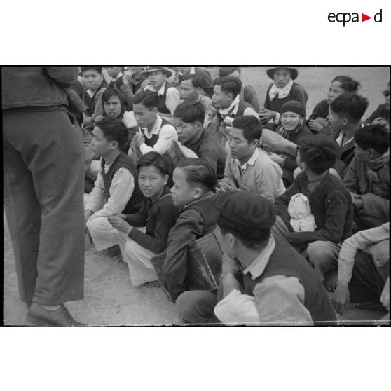 Libération de prisonniers et internés militaires du camp de la monnaie à Hanoï à l'occasion du Têt.