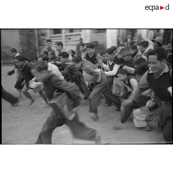 Libération de prisonniers et internés militaires du camp de la monnaie à Hanoï à l'occasion du Têt.