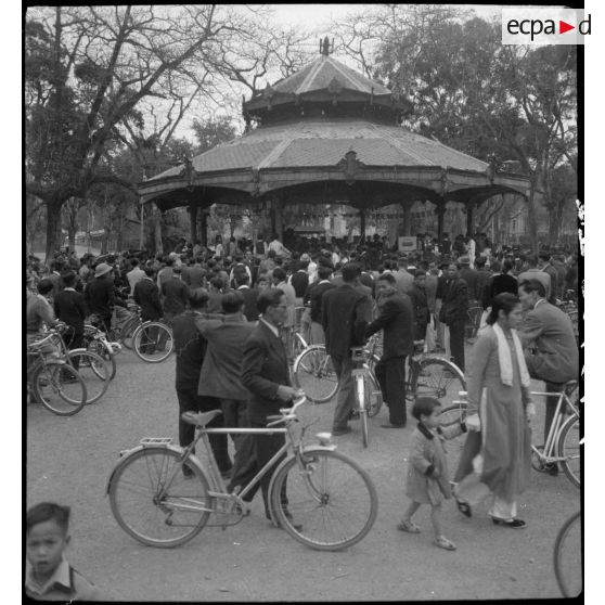 La foule est rassemblée devant le kiosque près du lac de l'Epée restituée où un concert est donné à l'occasion de la fête du Têt.