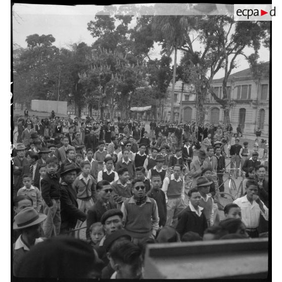La foule est rassemblée devant le kiosque près du lac de l'Epée restituée où un concert est donné à l'occasion de la fête du Têt.