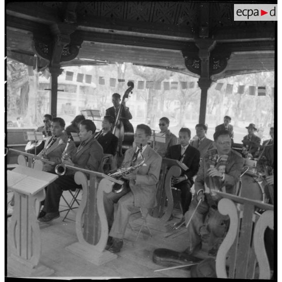 Des musiciens donnent un concert  sous un kiosque près du lac de l'Epée restituée à l'occasion de la fête du Têt.