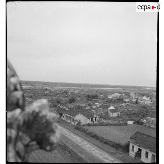 Du haut de la cathédrale de Thaï Binh, vue générale de la ville en ruines.