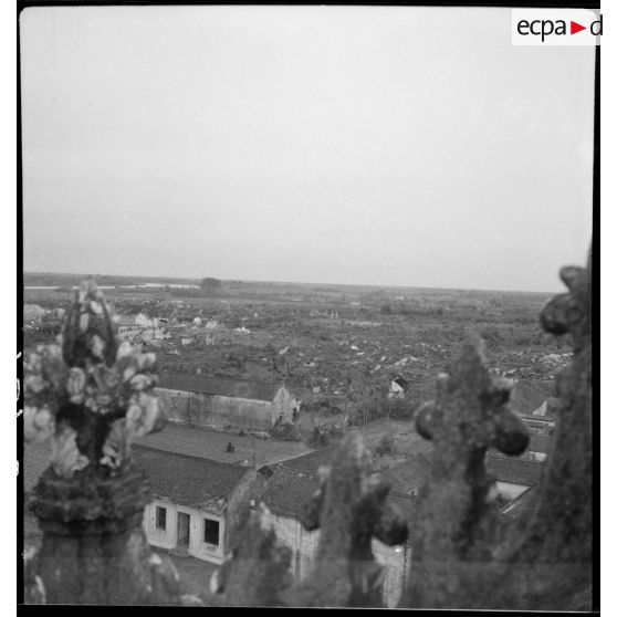 Du haut de la cathédrale de Thaï Binh, vue générale de la ville en ruines.